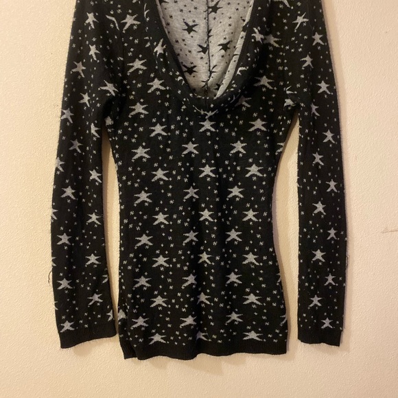 V-neck hoodie with star pattern - Picture 2 of 2
